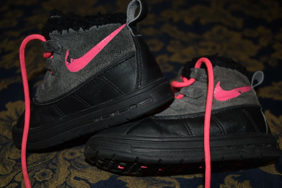 UC Girls  NIKE ACG Woodside Chukka boots black/hot pink 8C  - Image 4 of 4