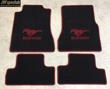 Autoteppich Fußmatten für Ford Mustang 2005-2012 Velours schwarz weinrot 4teilig