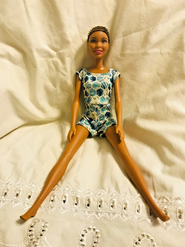 Barbie americana negra 2010 sin pelo y está en su atuendo listo para jugar - Imagen 3 de 5