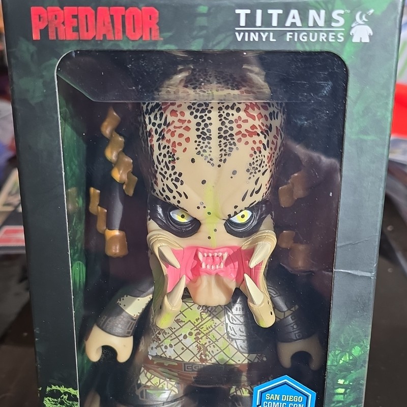 Titans Vinyl Figures 6.5" Unmasked Predator Glow-in-the-Dark SDCC