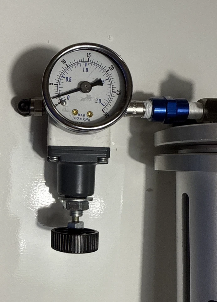 Soporte dispensador Dymax y retenedores de cartucho y regulador de aire de precisión Foto 3 de 4