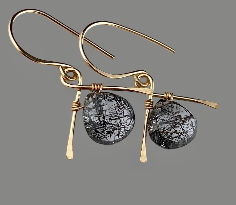 Pendientes minimalistas de piedra de cuarzo gris negro envueltos en alambre de oro macizo de 14k Foto 3 de 4