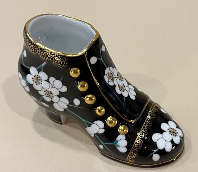 Herend Figurine Lady Shoe Boot - Prunier Famille Noir Blanc (PFNC) Plum Tree