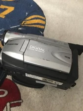 JVC Compact VHS Camcorder GR-AXM17U 20X optical zoom video camera