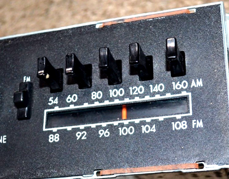 1975 CHRYSLER NEWPORT RADIO STEREO AUTHENTIC 350123 UNTESTED FOR PARTS NICE Foto 4 de 4