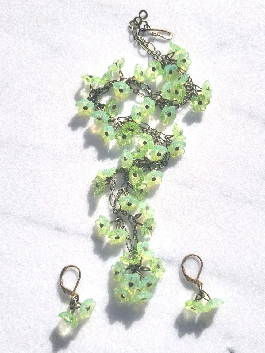 VINTAGE OPAL GREEN URANIUM GLASS FLOWER CLUSTER N… - image 5