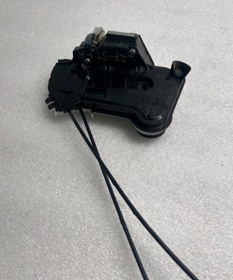 Toyota Corolla 2014-2019 actuador de bloqueo de pestillo de puerta del lado del pasajero delantero derecho OEM Foto 3 de 3