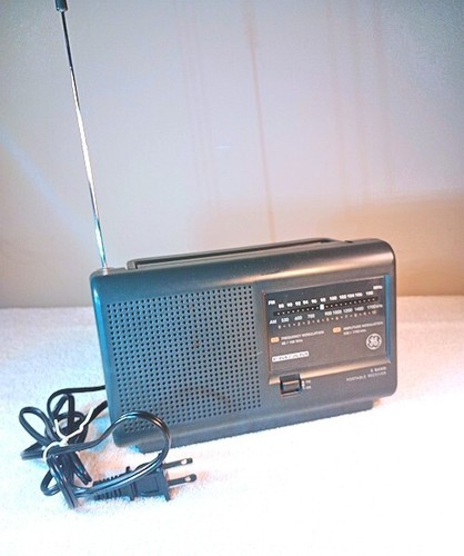 Vintage General Electric AM/FM Electric / Battery Operated Radio Tested 7-2662C