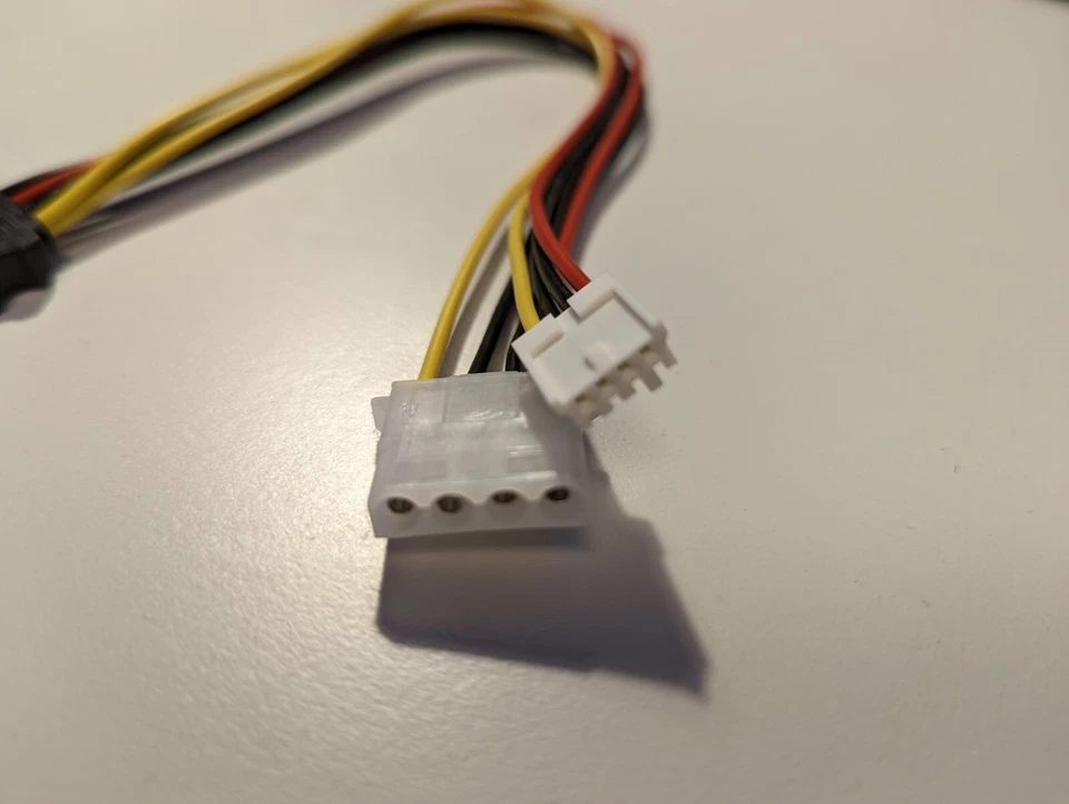 15 Pin S-ATA/SATA männlich auf 4 Pin Floppy & 4 Pin Molex weiblich Stromadapter - Bild 3 von 4