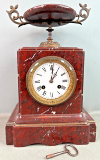 pendule borne marbre rouge griotte napoleon III attribut bronze coupe l'antique