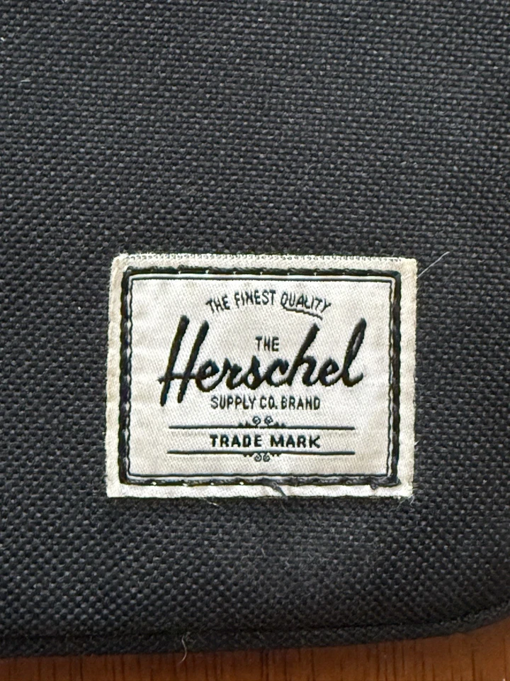 Funda Herschel Supply Co Anchor Negra Nylon Mini iPad y Kindle 5.8" x 8.6" Foto 2 de 4