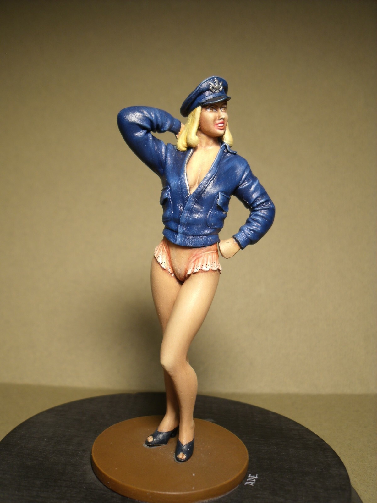 Figurine 1/18 Ines Vroom à peindre pour décorer vos miniatures Autoart