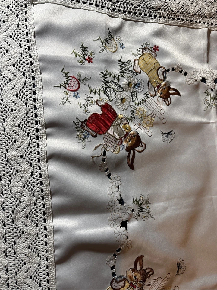 Funda decorativa de ganchillo con conejos y flores Foto 3 de 4