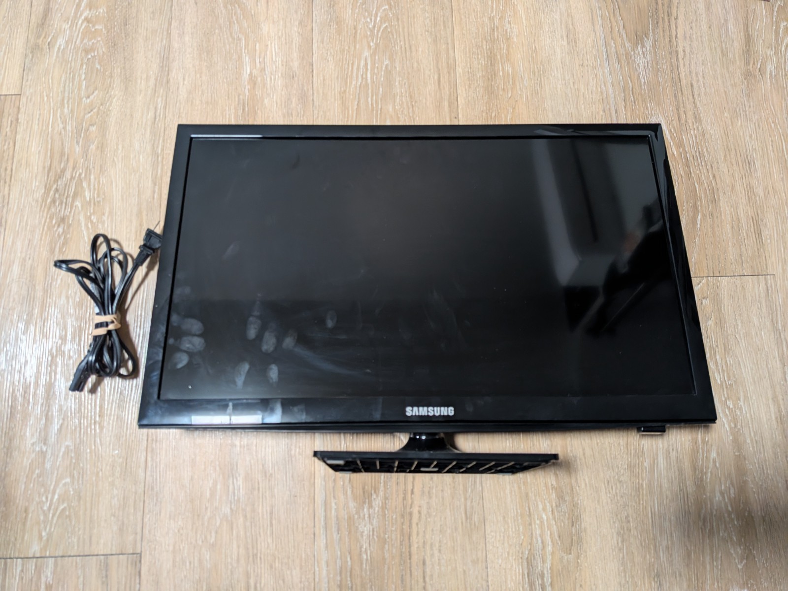 Samsung 24" TV UN24H4000 HDTV Gaming Television HDMI No Remote - Works Well