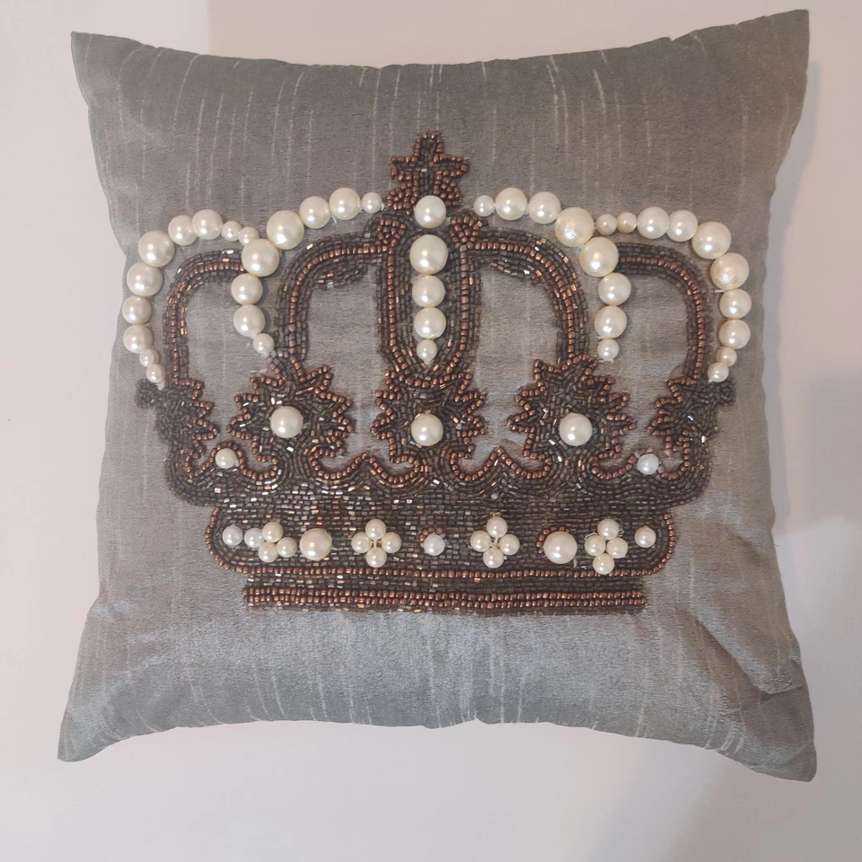 Almohada decorativa gris con corona perlas y cuentas plumas rellenas 13x13 Foto 2 de 4