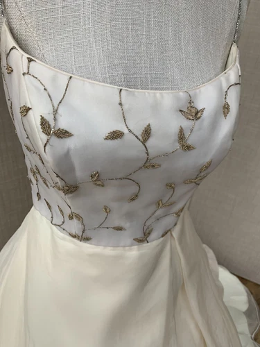 Bridal dress Givenchy wedding gown, silk embroidered leaves motif, sample dress  - Picture 21 of 24