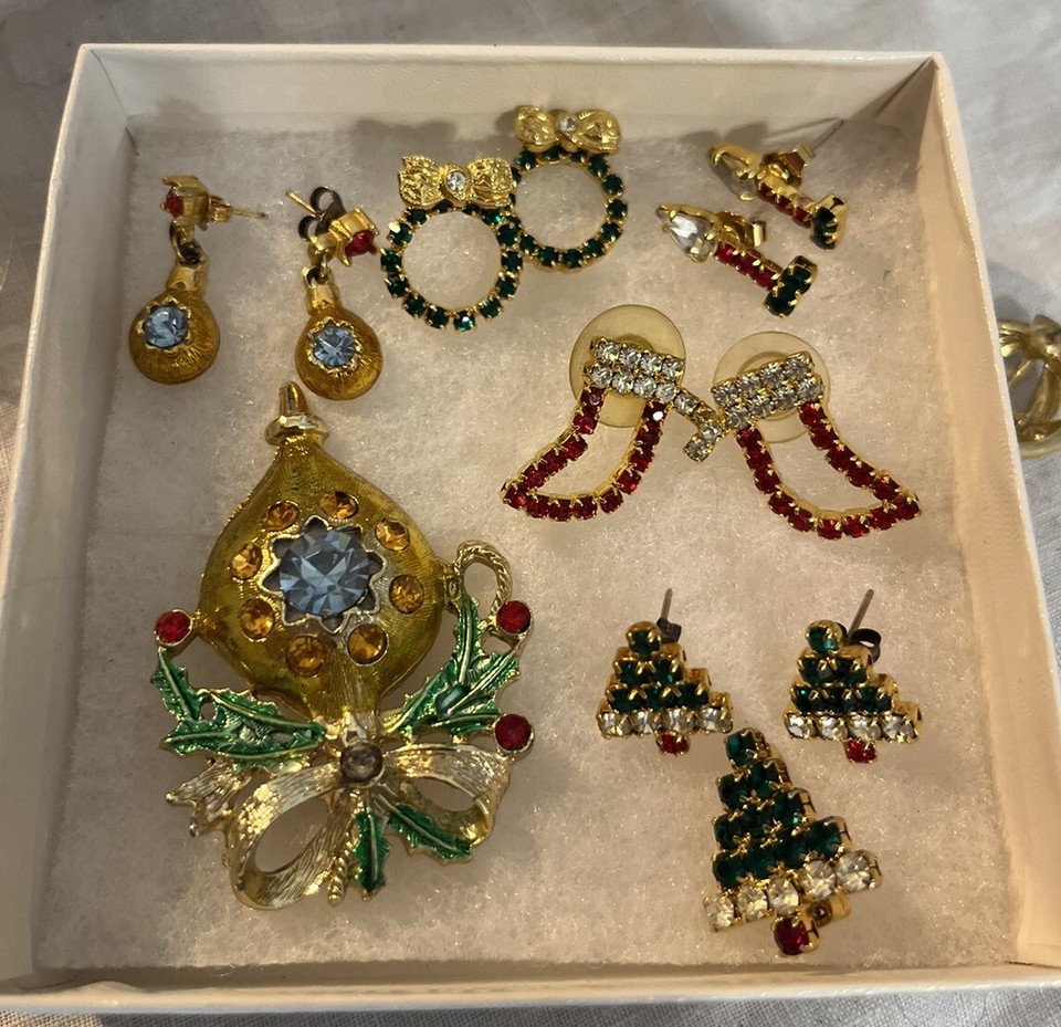 Vintage Gold Tone Christmas Jewelry Lot Ornament Broach And Earring