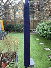 Cravatta in seta lavorata a maglia.