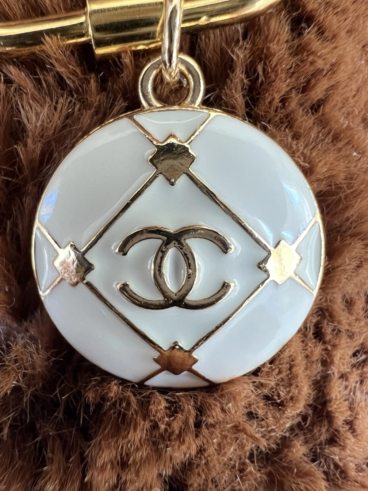 Autentico Charm Cerchio Smalto Bianco CHANEL Senza Marca Catena Acciaio Inox 18k