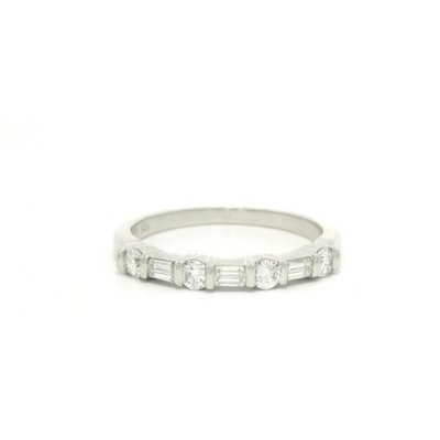 Gemlok Platin 0,55 ctw abwechselnder Smaragd & Rundschliff Diamant Bandring