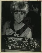 1970 Press Photo Houston Police Department clerk Gerri Russo views stolen jewels