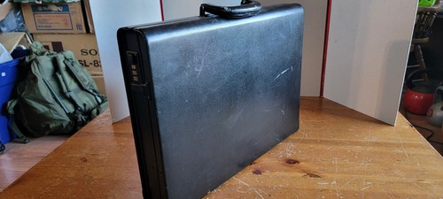 TUMI ITALIAN LEATHER BRIEFCASE COMBINATION FASTENER  ITALY