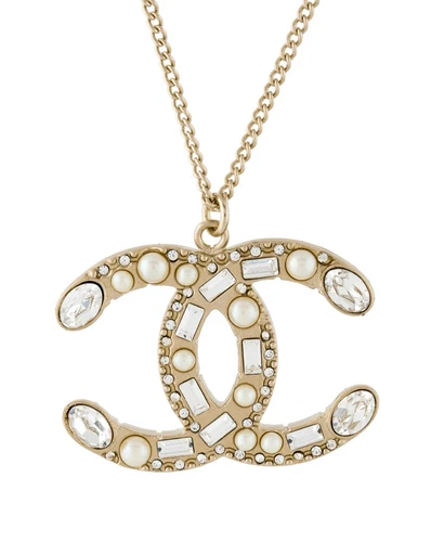 Collana con ciondolo Chanel color oro e strass di perle finte CC