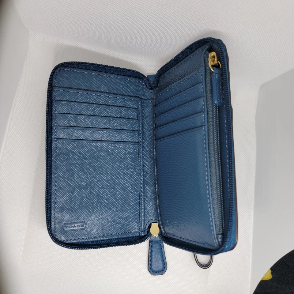 Cartera Muñequera COACH Campbell Universal con Cremallera Alrededor Cuero Bloqueo Giratorio - Azul Usada en Excelente Condición Foto 4 de 4