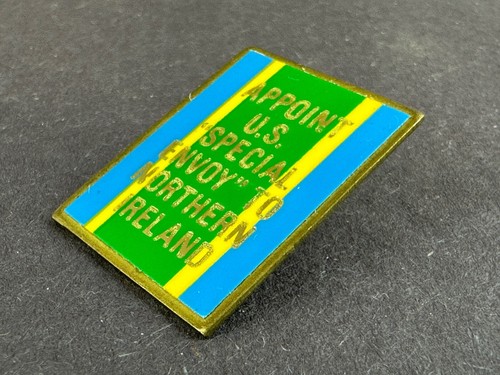 Pinback Nombramiento Irlandés Enviado Especial de Estados Unidos a Irlanda del Norte Causa IRA Prendedor De Colección - Imagen 2 de 3