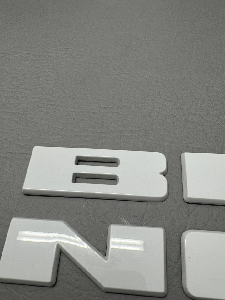 21 22 23 24 FORD BRONCO SPORT PUERTA TRASERA EMBLEMA BLANCO LOGOTIPO INSIGNIA SIGNO USADO PERLA Foto 2 de 4