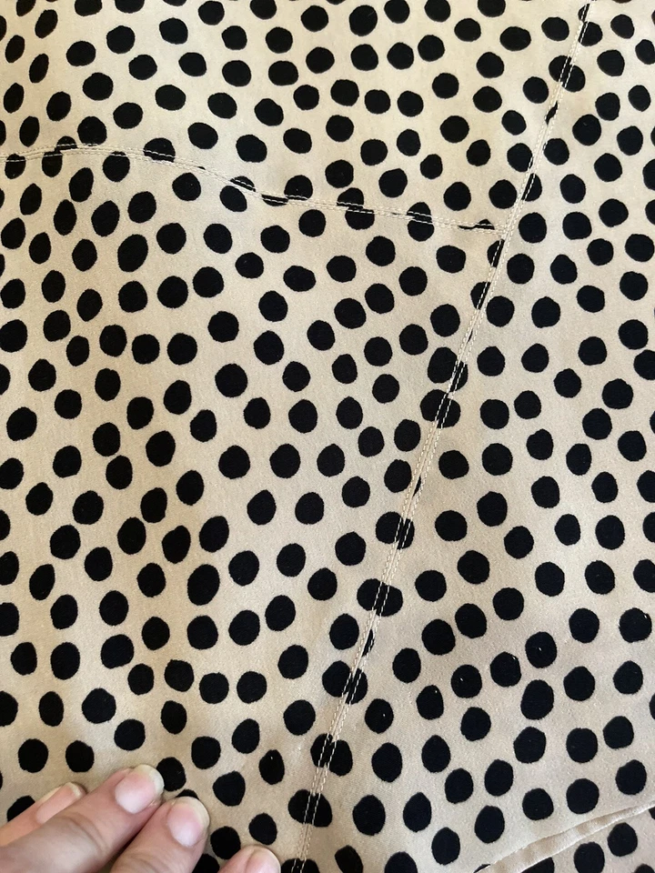 Mini-saia BCBGeneration bronzeada e preta bolinhas  - Imagem 2 de 4