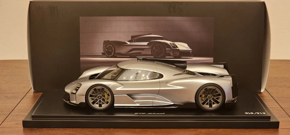 Porsche 919 Street Rhodiumsilber Spark 1:18 WAP0210190NSTR - Immagine 2 di 4