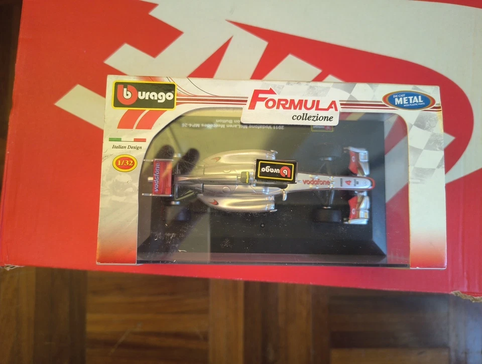 Bburago 1/32 Formula one 2011 Vodafone McLaren Mercedes MP4-26 Jenson Button 4  - Immagine 4 di 4