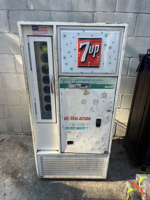 Vintage 1960's Vendorlator 7Up Seven Up Machine