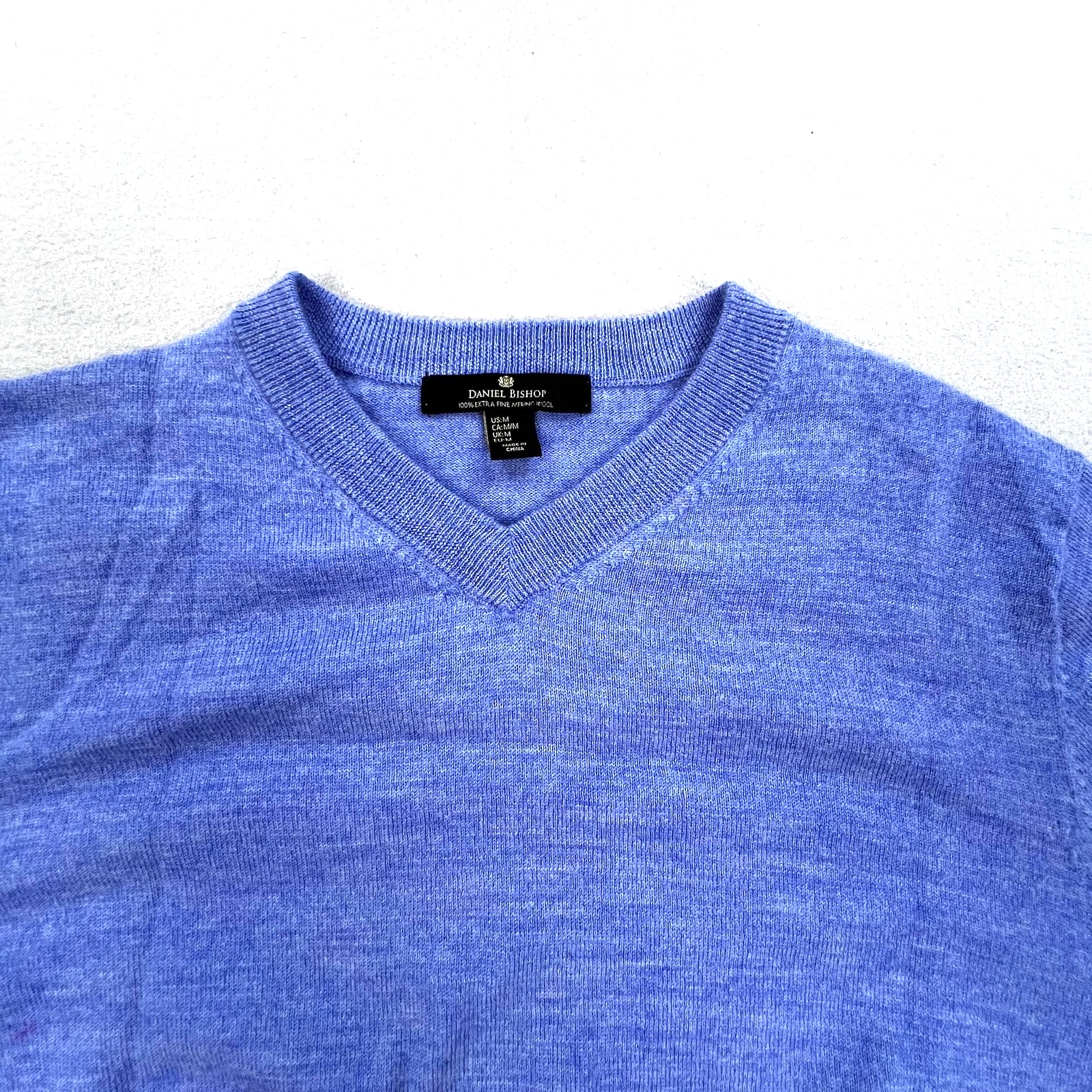 Daniel Bishop Sweater Mens Medium Blue V Neck 100% Merino Wool Lightweight Knit