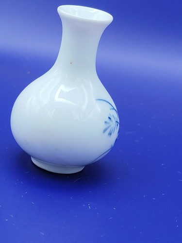 Vintage White With Blue Flower Signed China Vase 3" Y41 - Picture 4 of 5