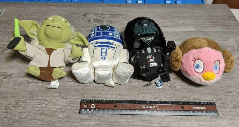 Lote de 4 figuras de peluche de Star Wars: Yoda, Darth Vader, R2-D2, Angry Birds Leia Foto 3 de 3