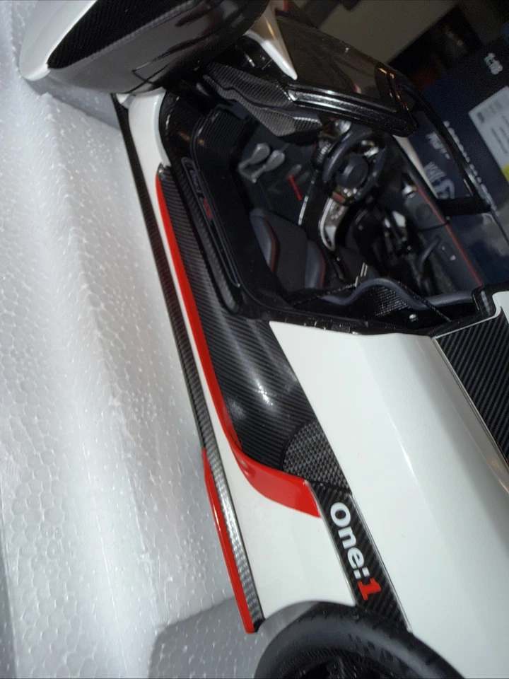 AUTOart 79027 Koenigsegg Regera 1:18 Pebble White Carbon Black Red Accents New - Image 2 of 4