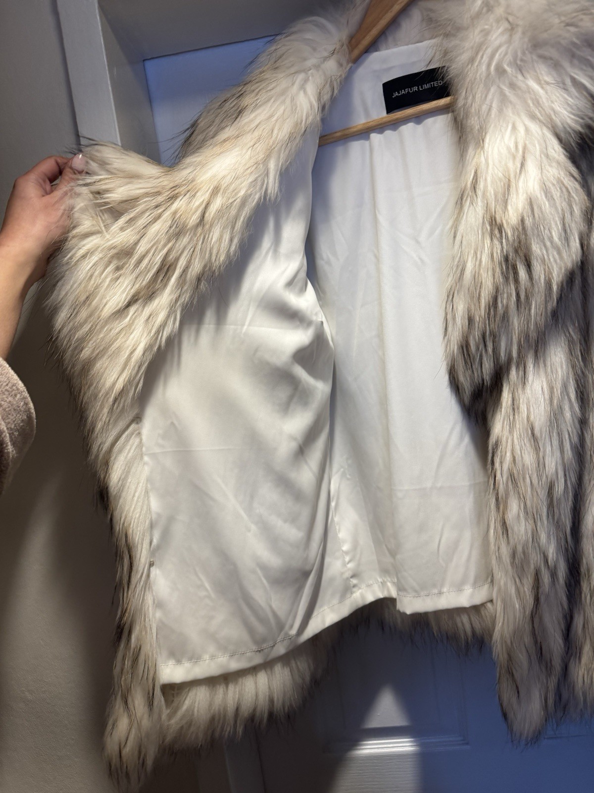 Women’s White Fur Jacket. S/M. Hip Length. Beautiful And Fluffy One Of A Kind! image 6