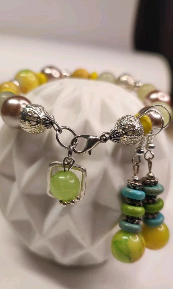 Pendientes Gancho Plata Artesanales Piedra Blanca Cuentas y Conchas Foto 2 de 4