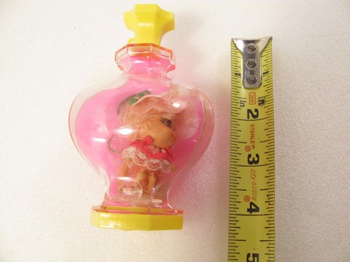 Little Kiddle Kologne Puppe Sweet Pea grüne Augen blonde Haare rosa Flasche 60er Spielzeug - Bild 2 von 12