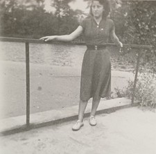 Dresden junge Frau steht selbstbewusst an einem Geländer Foto