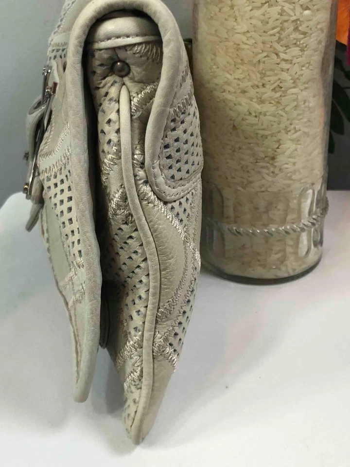 Embreagem grande perfurada cinza claro B. MAKOWSKY - Imagem 3 de 4