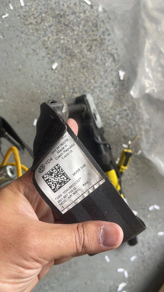 Volkswagen Tiguan 2013-2018 cinturón de seguridad delantero derecho pasajero retractor color negro Foto 4 de 4