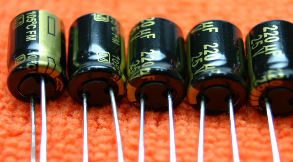 5x Condensador electrolítico Panasonic FM 220uF 25V Low-ESR. NUEVO, EE. UU. Vendedor Foto 3 de 4