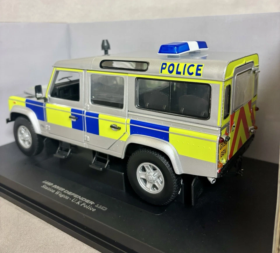 Land Rover Defender 110 Station Wagon UK Police 1/18 Universal Hobbies - Immagine 4 di 4