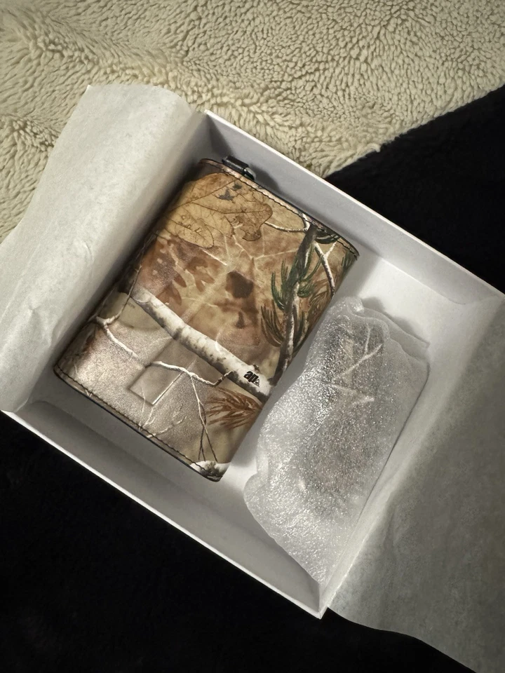 Cartera con cadena de cuero DS Supreme FW25 Realtree camuflada en mano envío rápido Foto 2 de 4