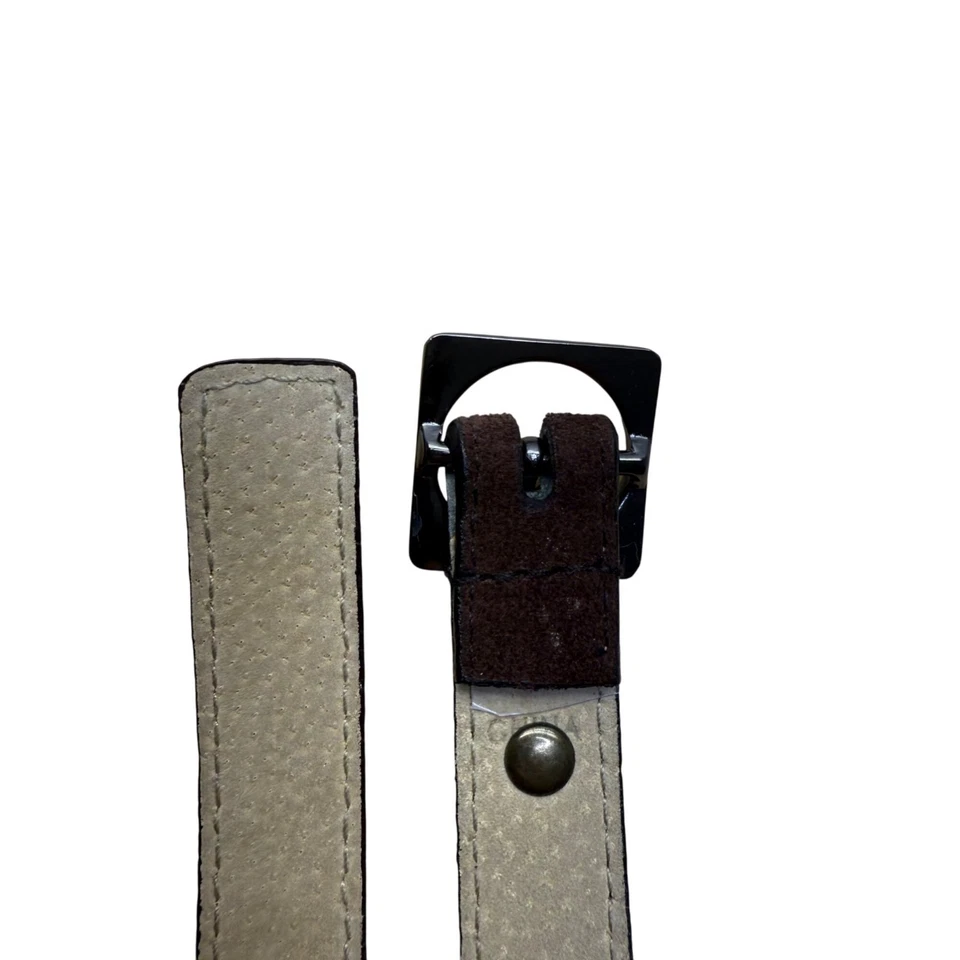 Cinturón de gamuza marrón ajustable Nine West para mujer con detalles de tachuelas doradas Foto 4 de 4