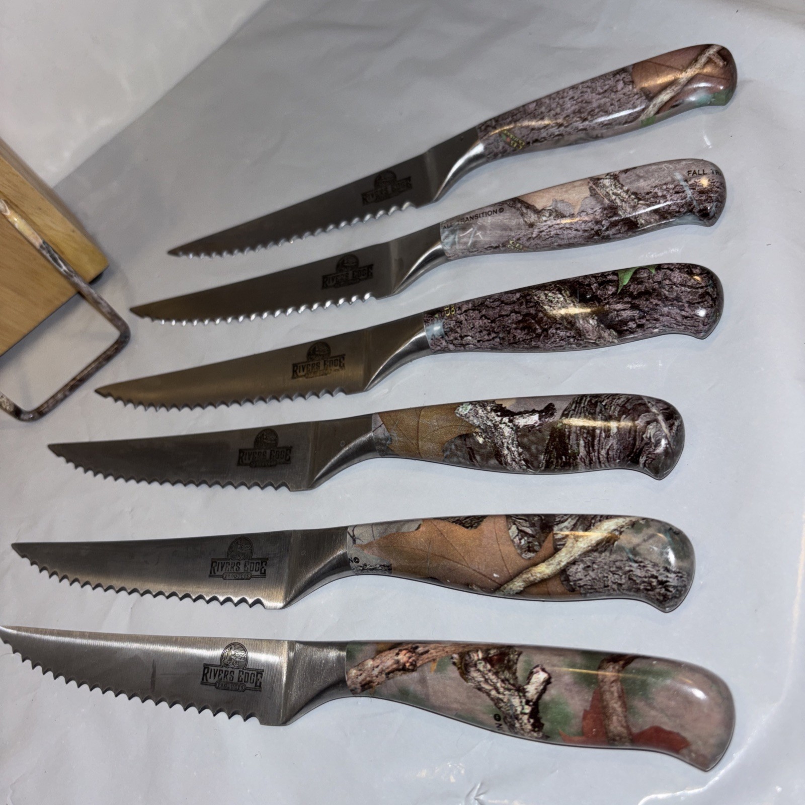 Rivers Edge products camouflage steak knives w/block lot of 6,Serrated meat kniv