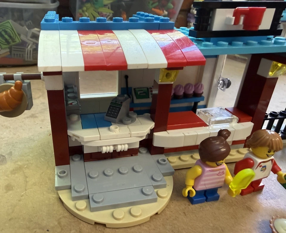 LEGO Creator 31077 Modular Sweet Surprises, photo 4 of 5